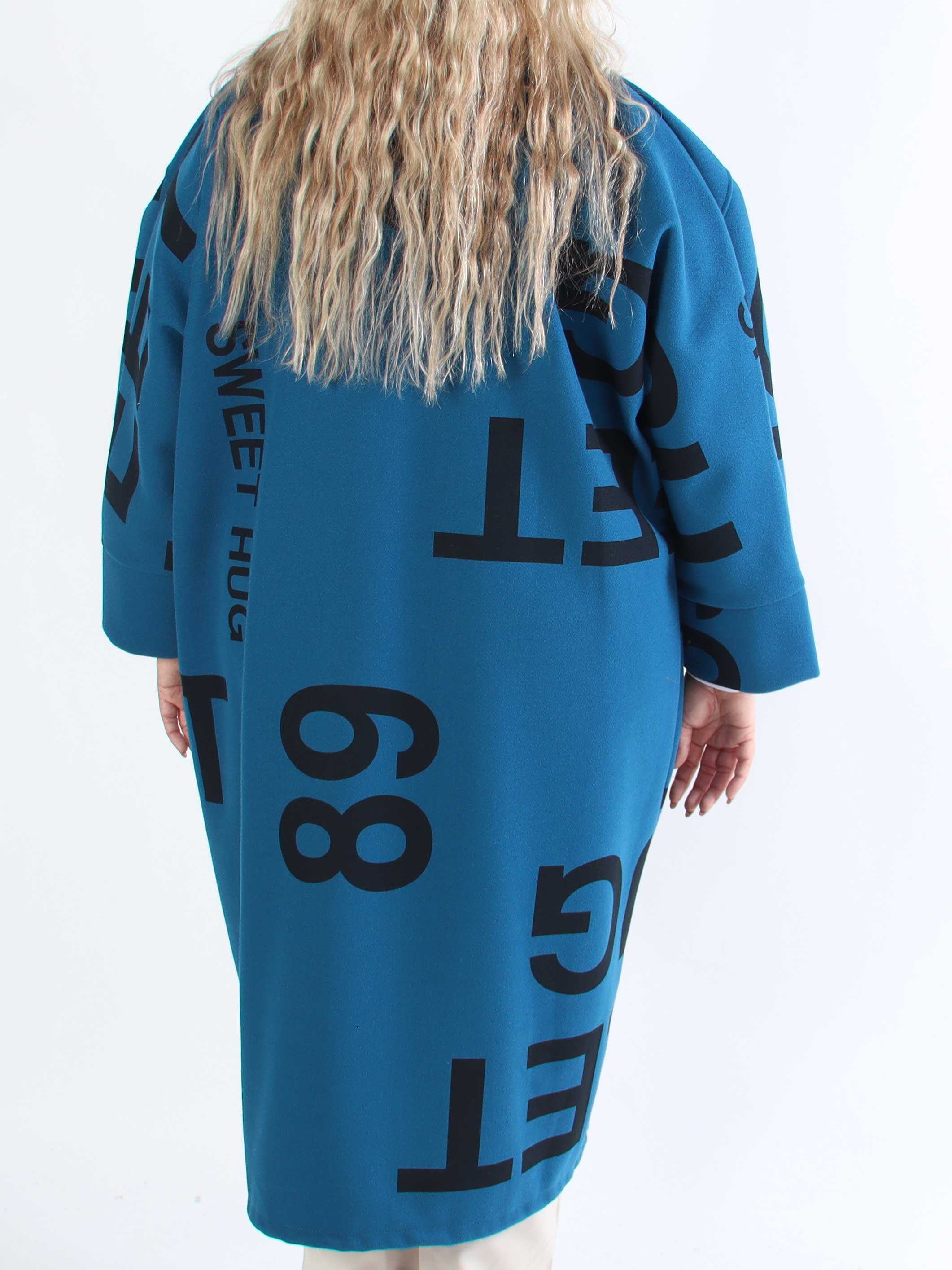 Annah Graphic - Plus size kappa med tydliga sömmar och text
